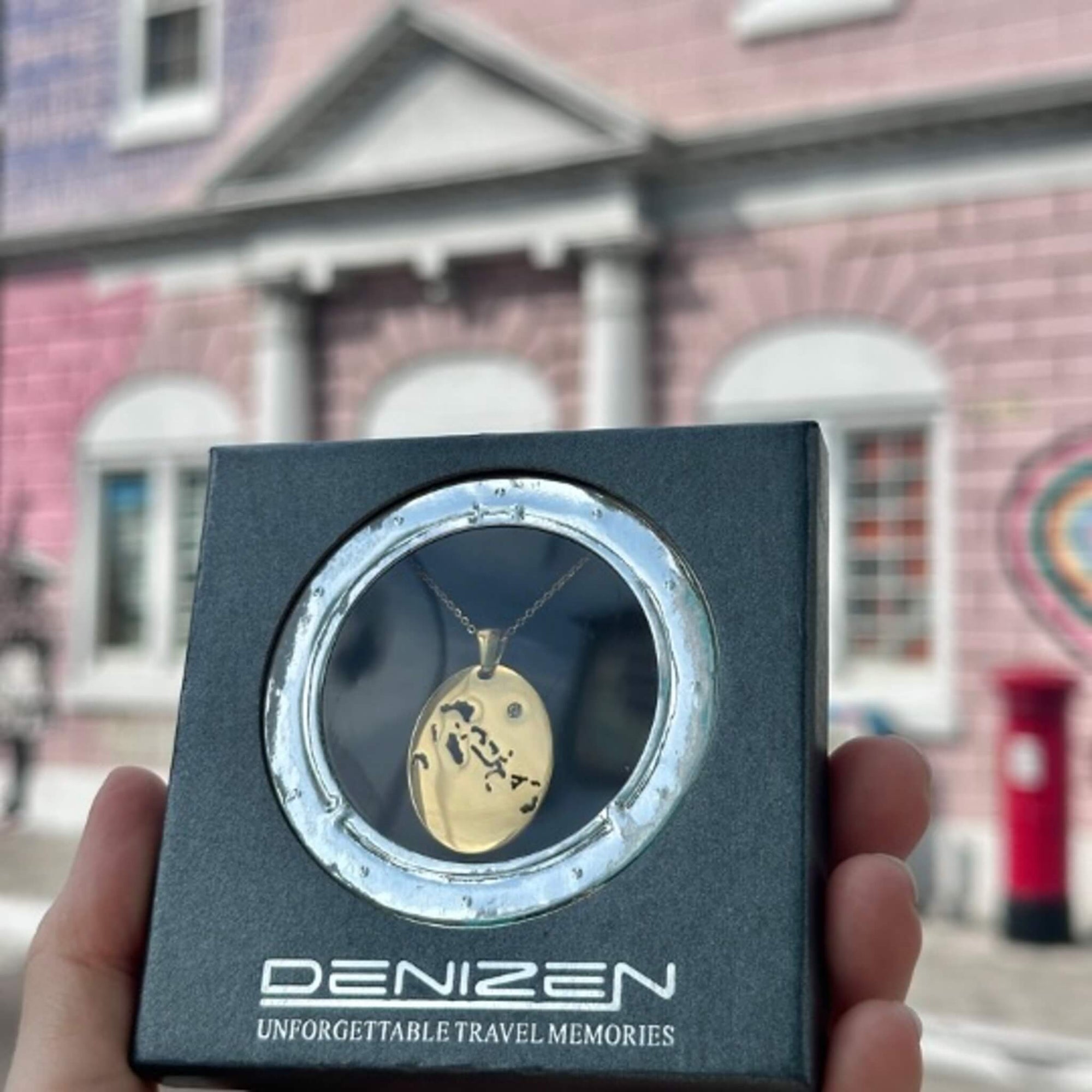 DENIZEN Gold pendant of the Bahamas in gift